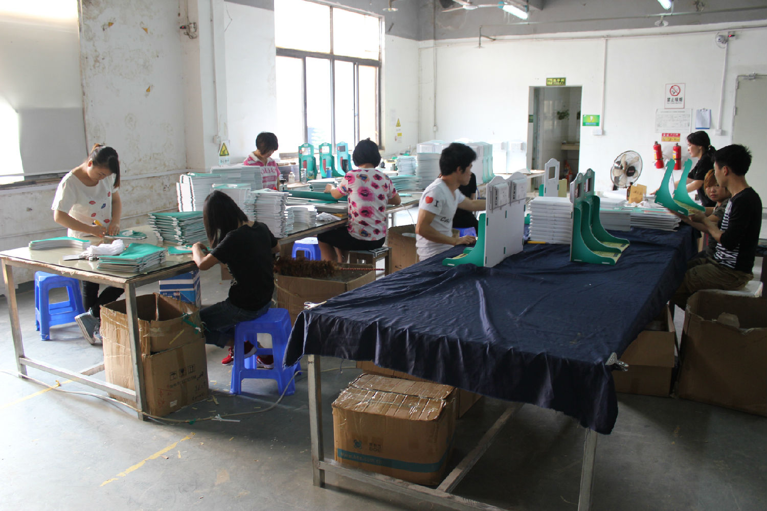 Mighty Mug品牌杯子展示架生產(chǎn)中2