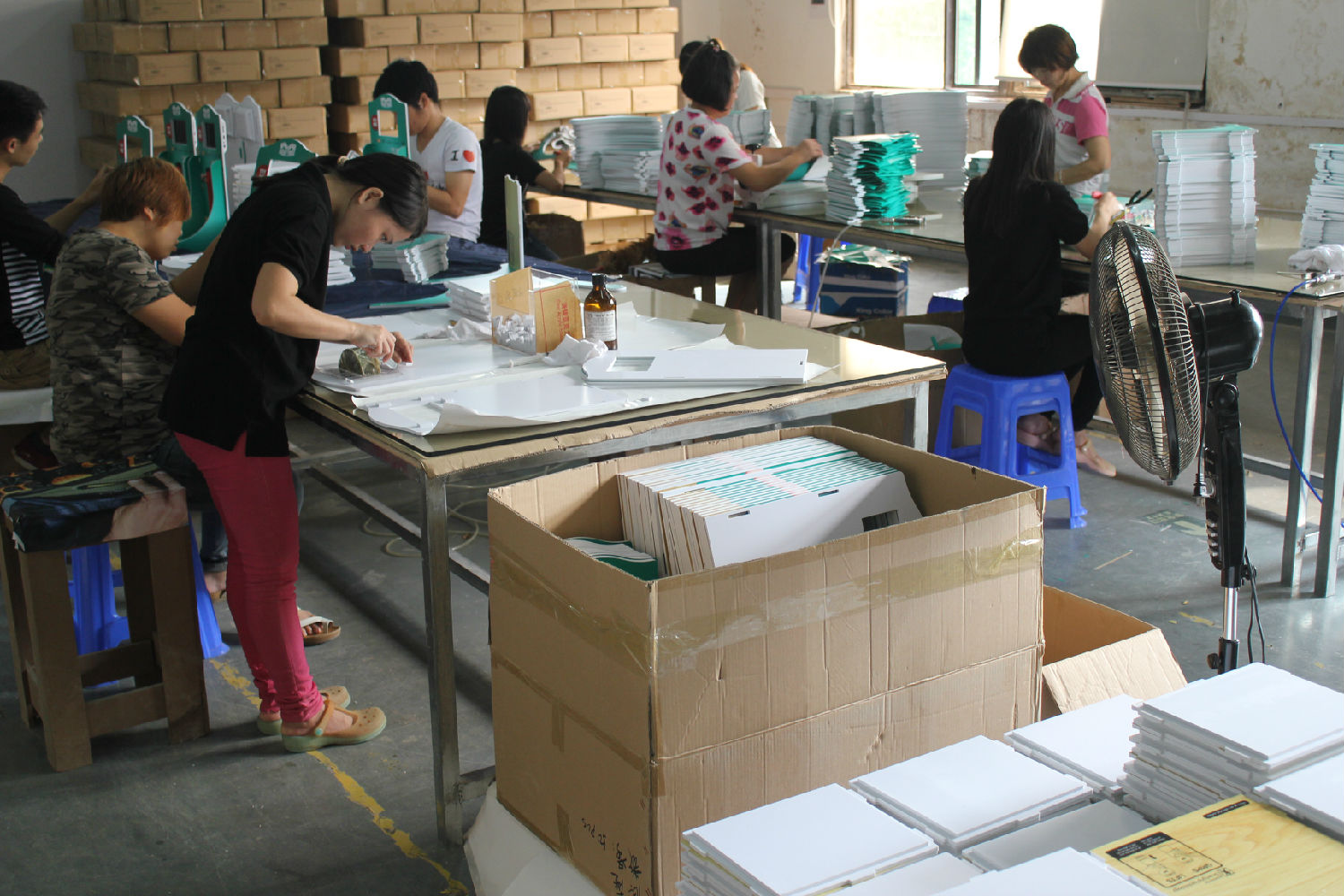 Mighty Mug品牌杯子展示架生產(chǎn)中4