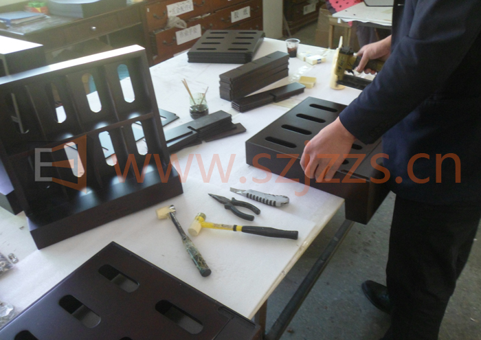 茶葉展示架組裝中 茶葉展示架組裝中